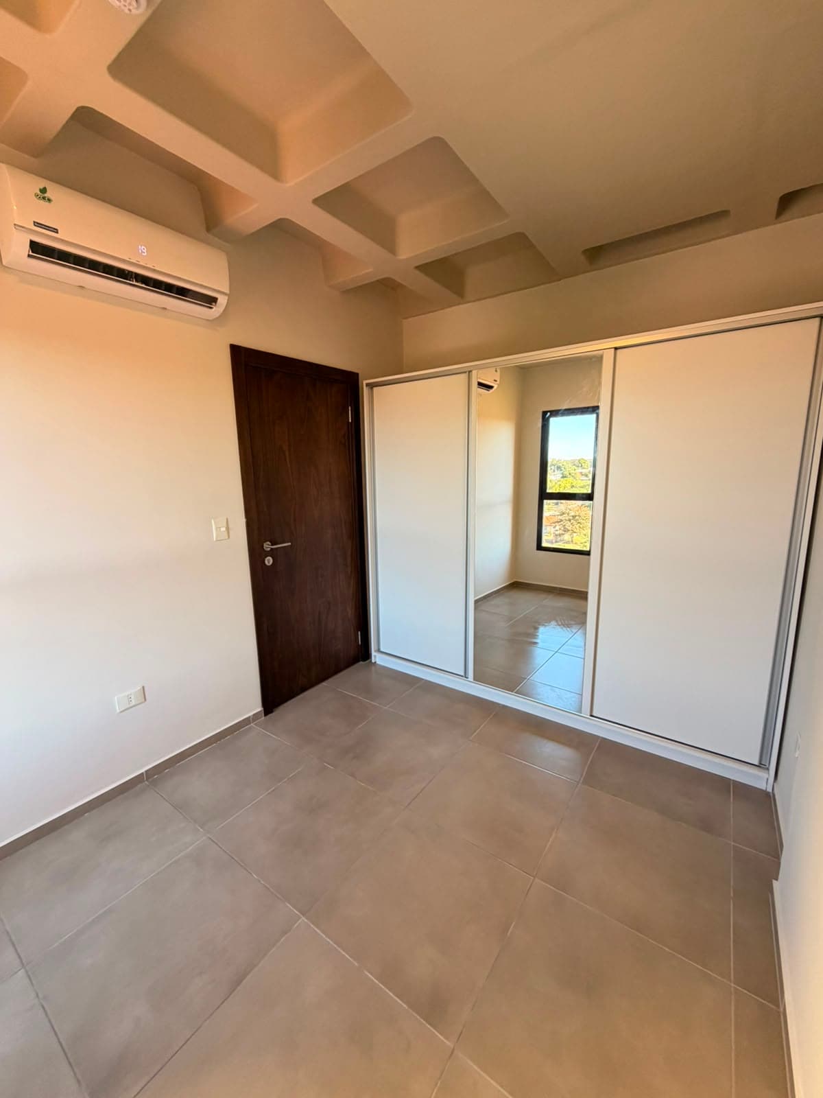 Moderno departamento en alquiler en Luque, foto 5