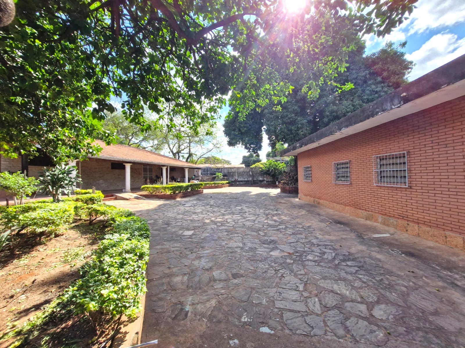 En venta casa en Lambaré, Villa Cerro Cora, cerca de la UPAP