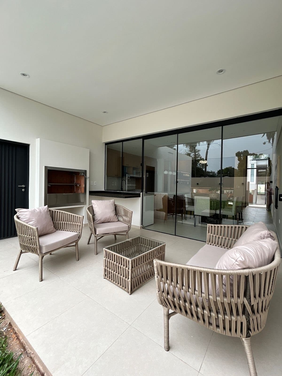 Alquilo En Exclusivo Condominio En Luque Con Muebles