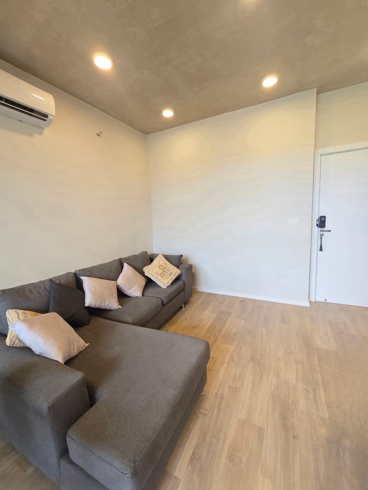 En Alquiler depto. Amoblado de 1 Dormitorio en Life de Gaulle — foto 3