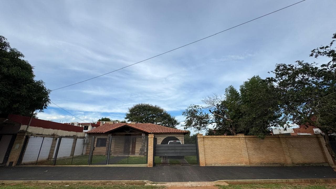 Vendo hermosa y amplia casa en Luque