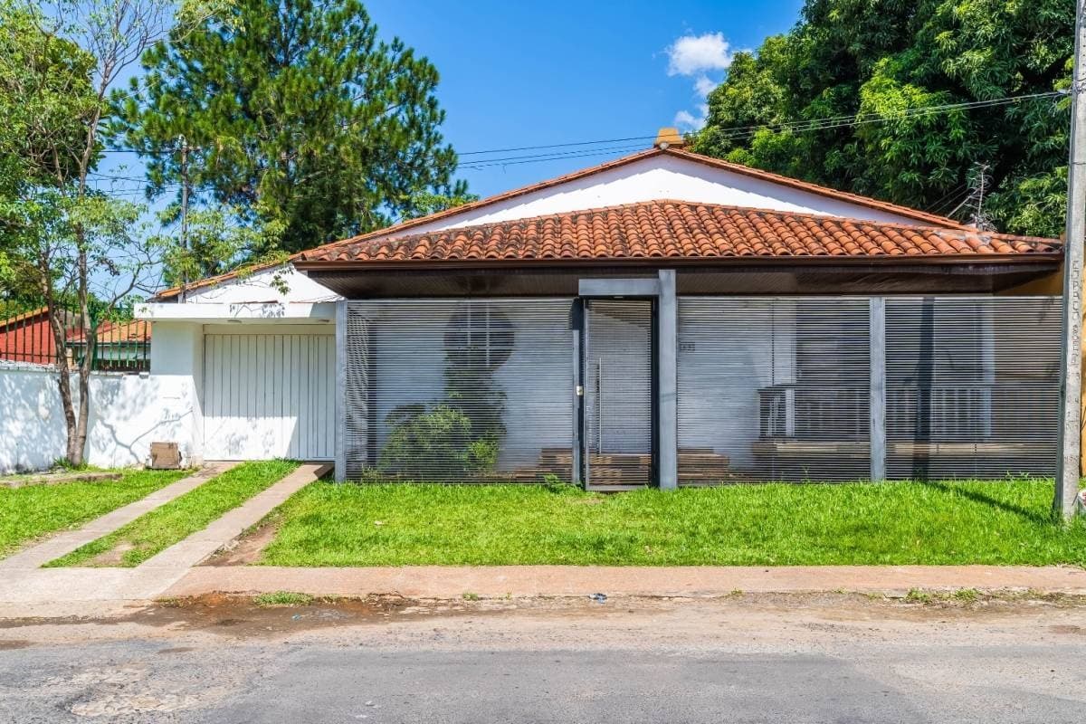 Vendo - Amplia residencia de 3 dormitorios ubicada en cuarto barrio Luque