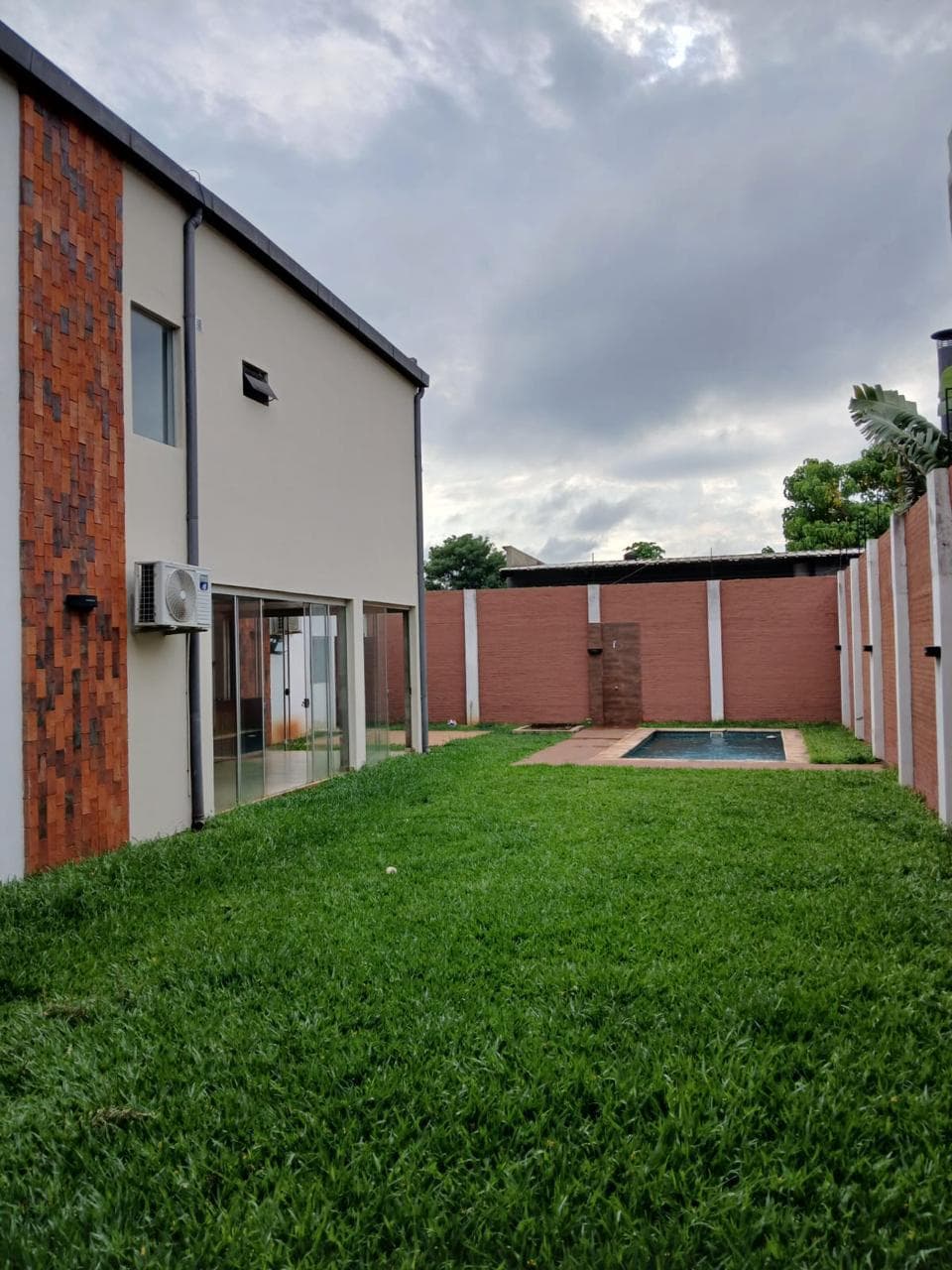 Hermosa y amplia casa en Luque - alquiler — foto 2