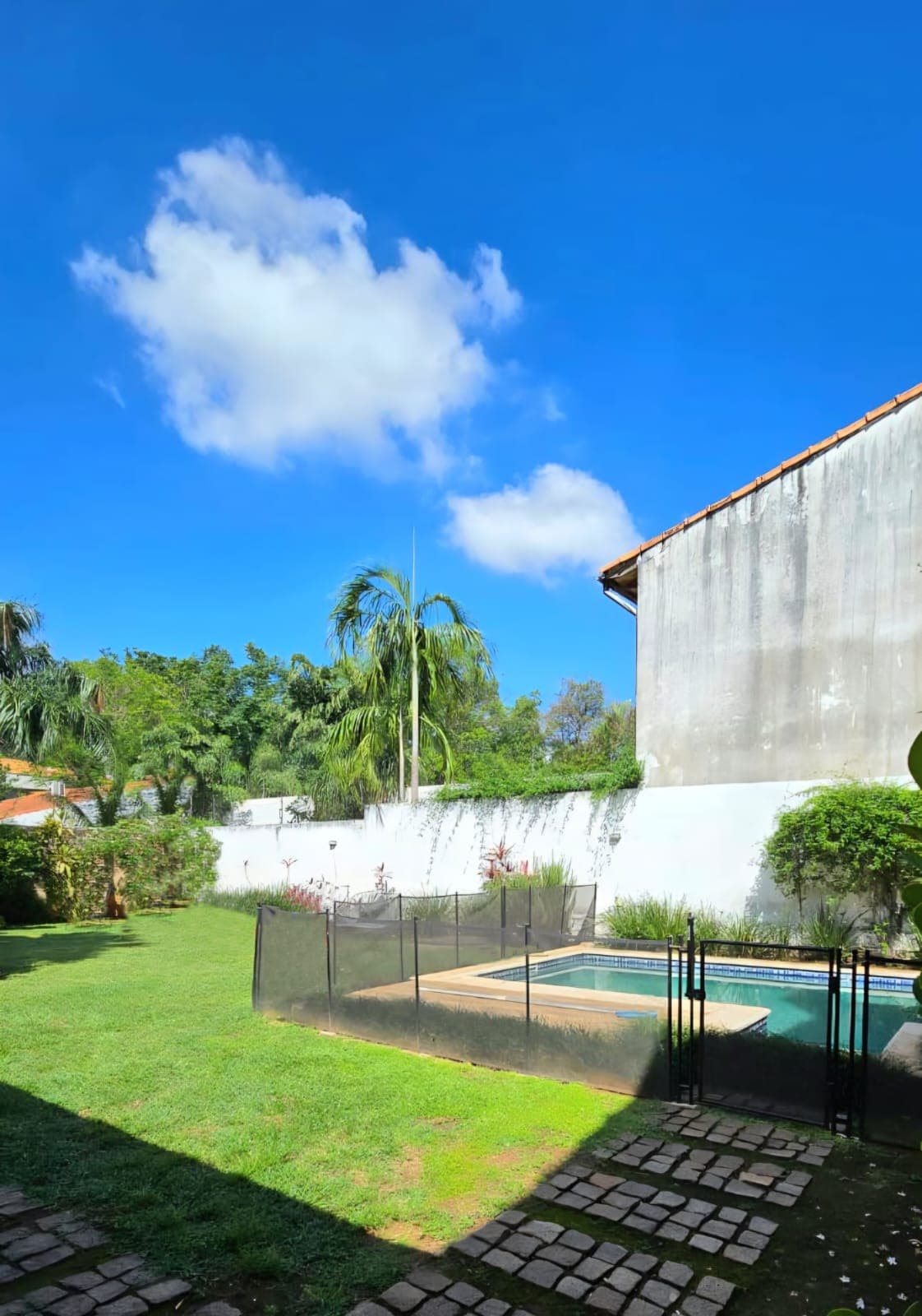 Hermosa Residencia Con Piscina En Alquiler Barrio Herrera