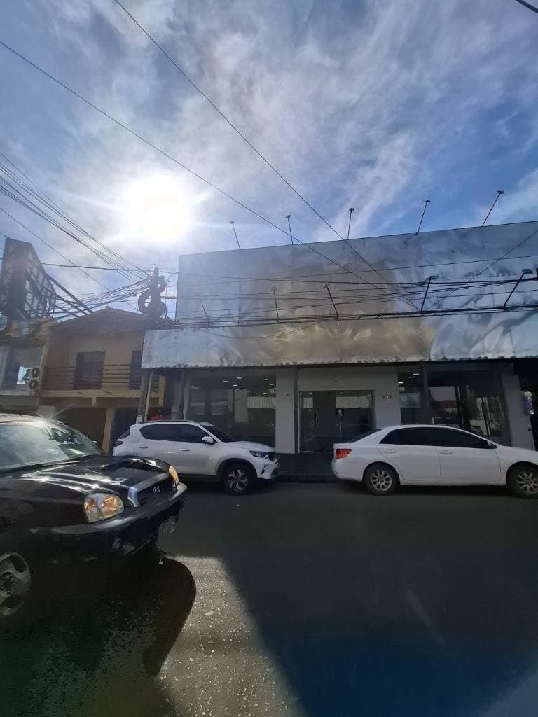 Salón comercial de 2 pisos en el centro de San Lorenzo, foto 1