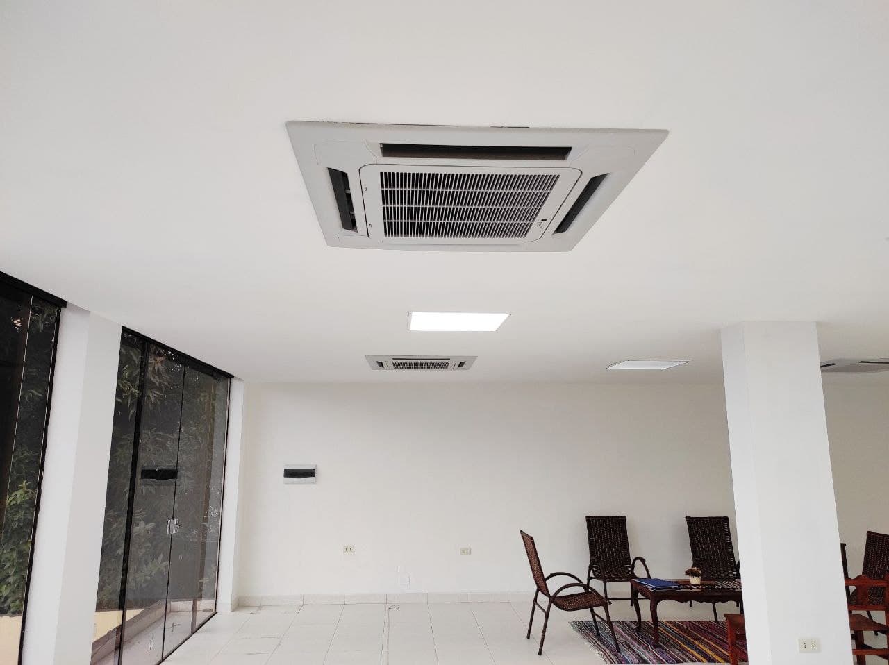 Se alquila amplio salón para uso de oficina o show room, foto 3