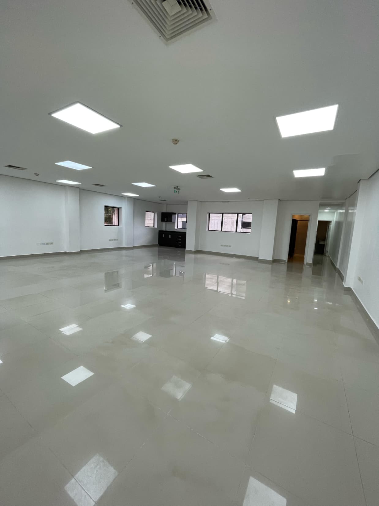 Alquilo oficina de 305 m2 a pasos del shopping del sol