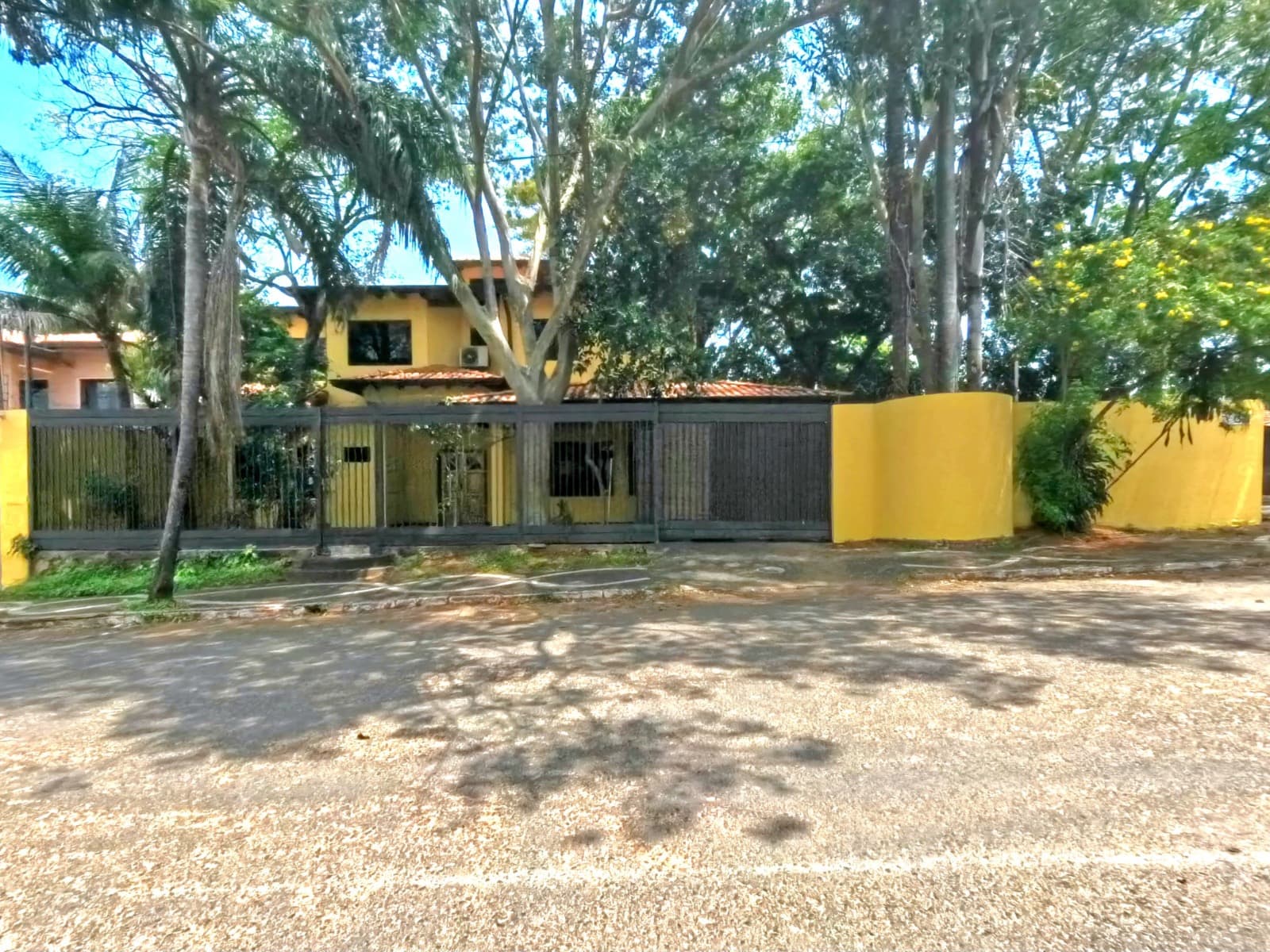 Alquilo amplia casa en lambare