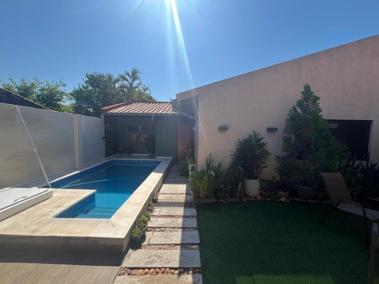 Vendo Casa de 4 Habitaciones con Piscina en Asunción Bº Villa Morra