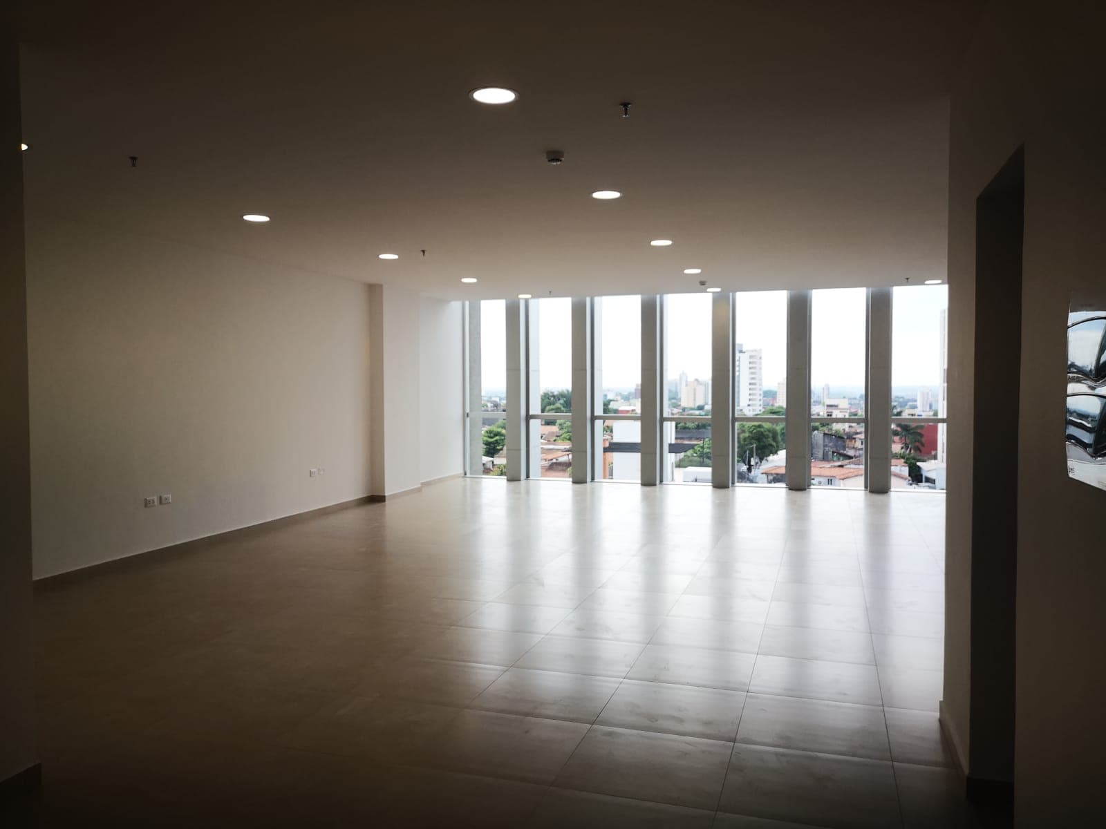Invertí seguro! Gran oficina en elegante edificio, foto 4