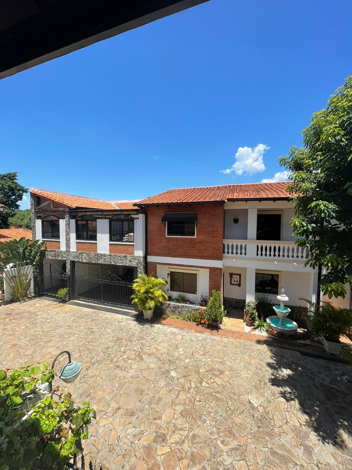 Alquilo Casa Con Piscina En Barrio Privado En Luque En 7.400.000 Gs / Mes
