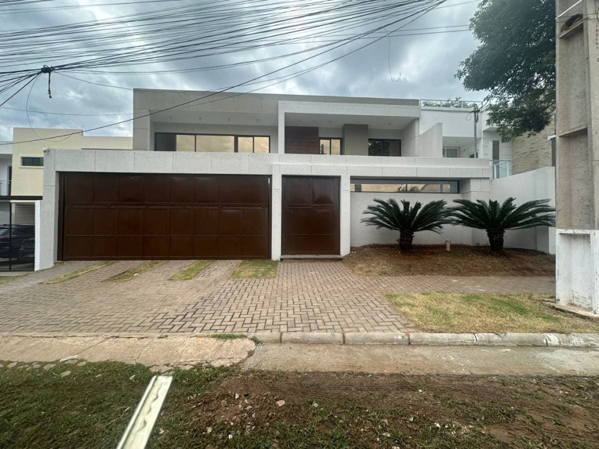 Alquio casa de lujo en la zona del yacht y golf club