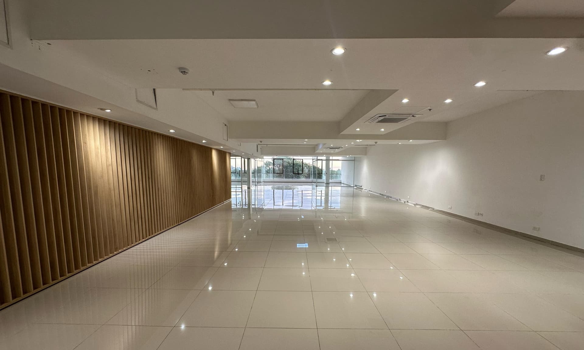 En alquiler oficina corporativa a 1 cuadra del Shopping del Sol