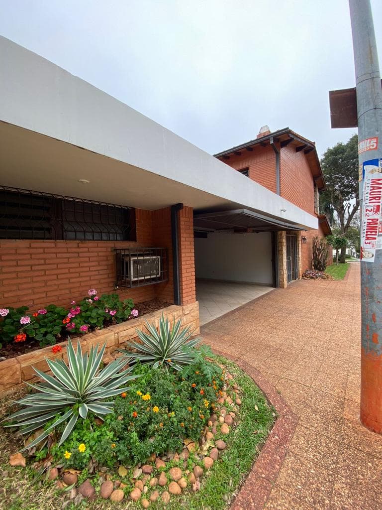 Alquiler de casa en barrio mburucuya zona bcp