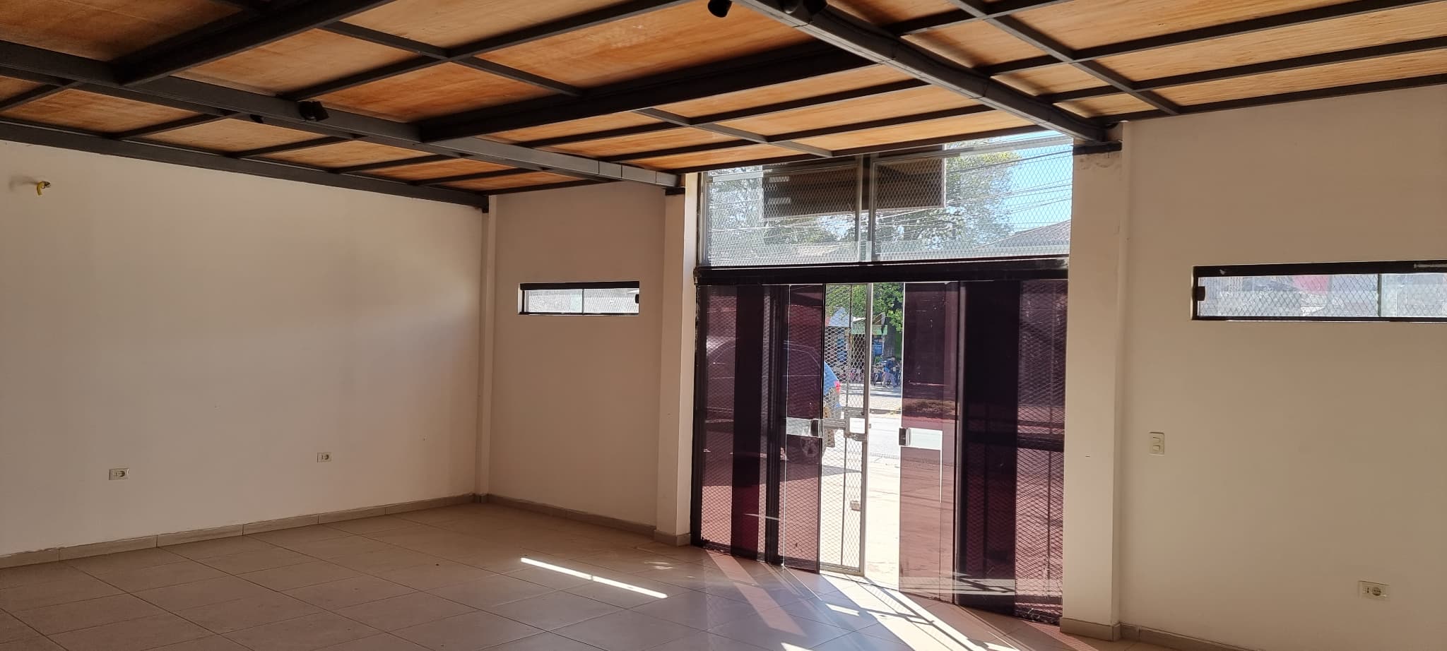 Hermoso Deposito Showroom Y Oficina Sobre Av Calle Ultima Defensores Chaco Lynch — foto 4