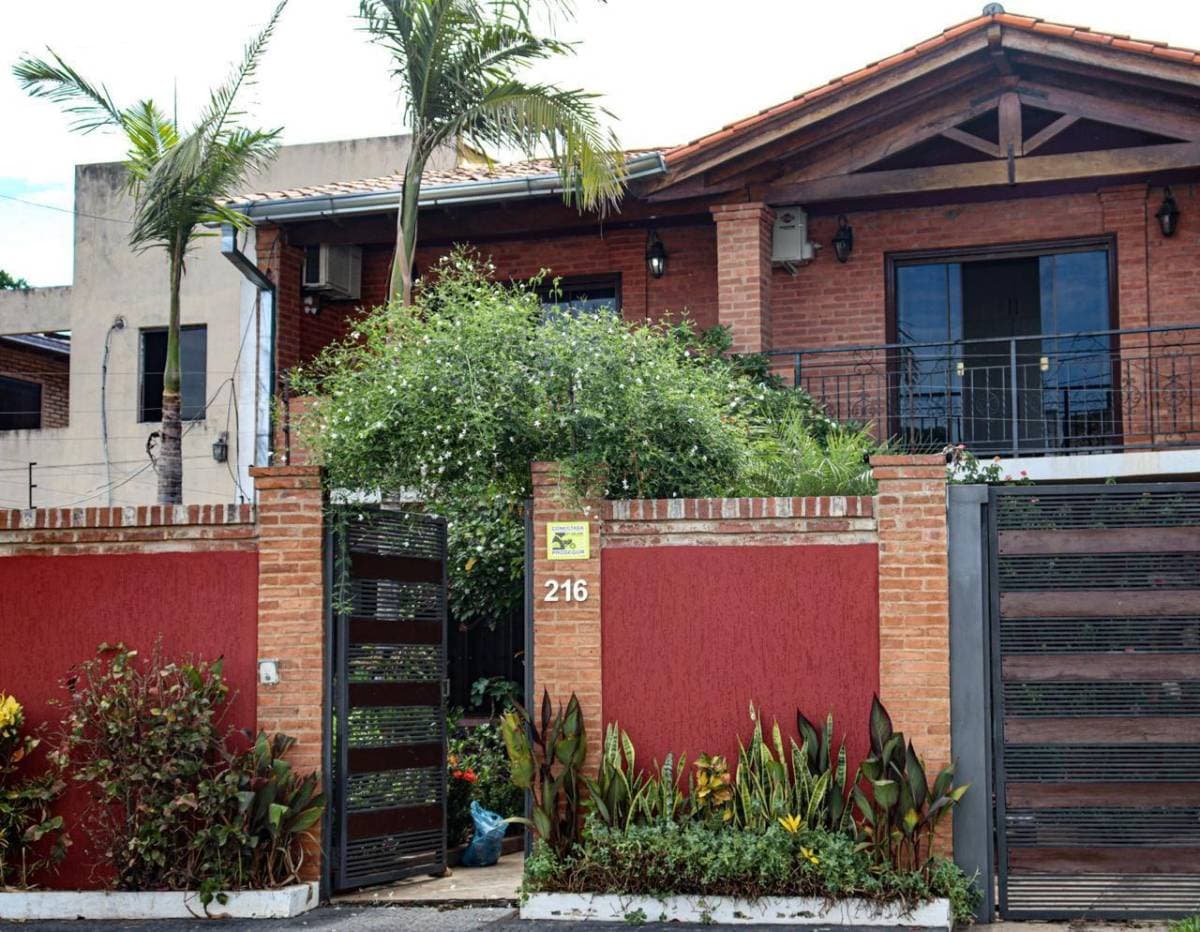 En alquiler hermosa residencia a una cuadra de cacique en lambare