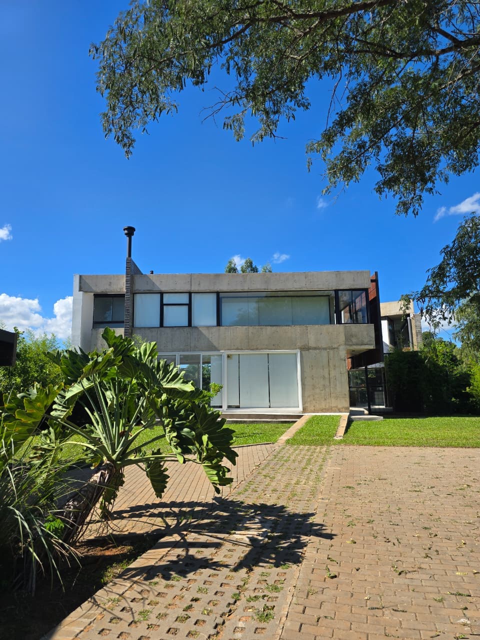 En Venta Residencia Estilo Contemporaneo Sobre Lago Ypacaraí — foto 2