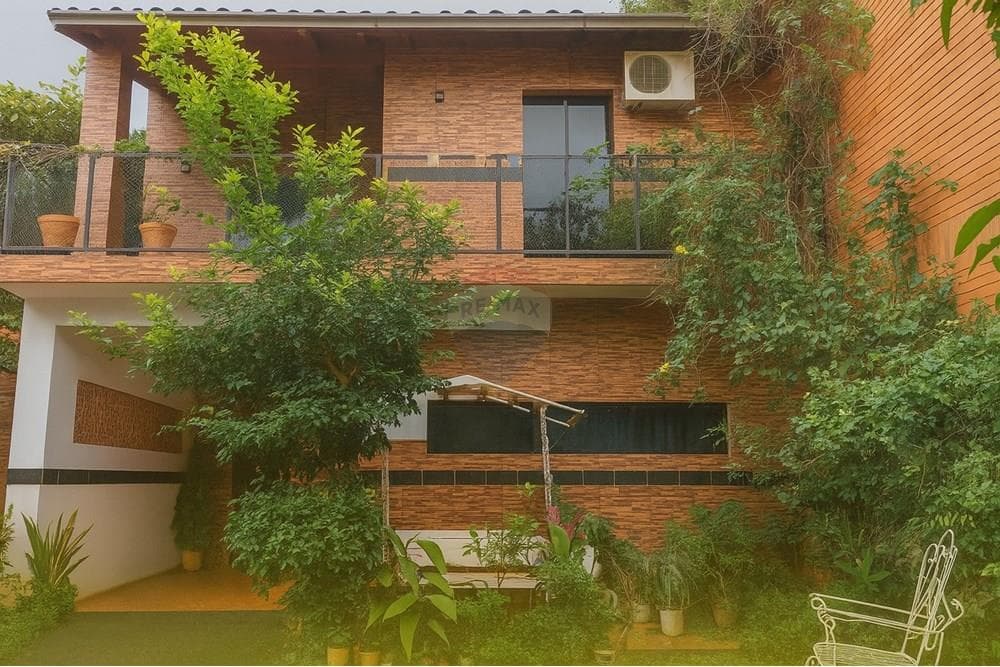 Vendo casa con amplio terreno en esquina
