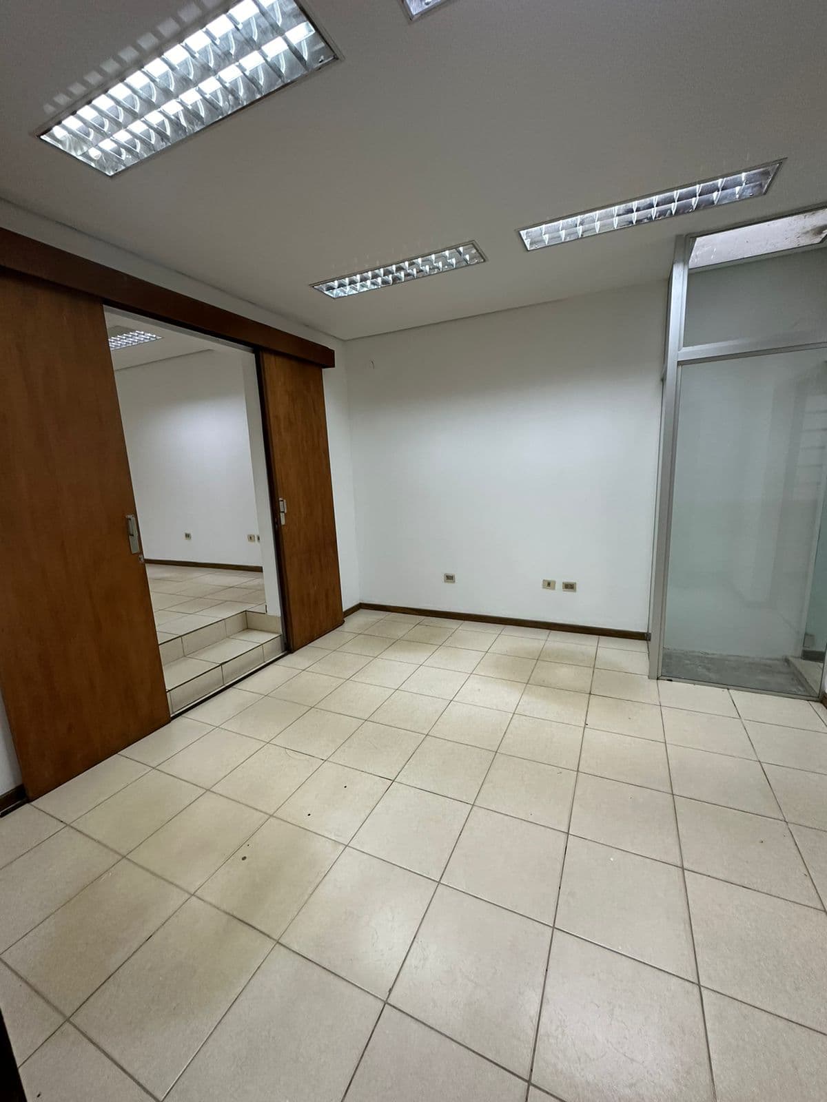 Alquilo/ Vendo Casa P/ Oficina De Una Sola Planta, Zona Ips Central — foto 5