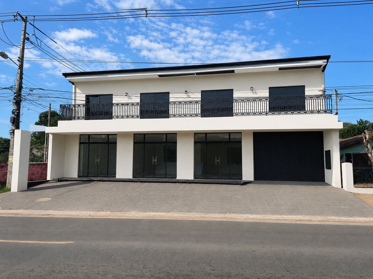 Alquilo depósito con amplio local comercial en San Lorenzo – zona reducto