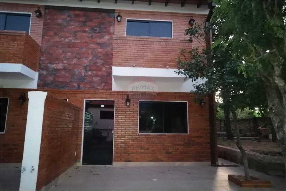 Alquilo lindo dúplex en condominio en Lambaré