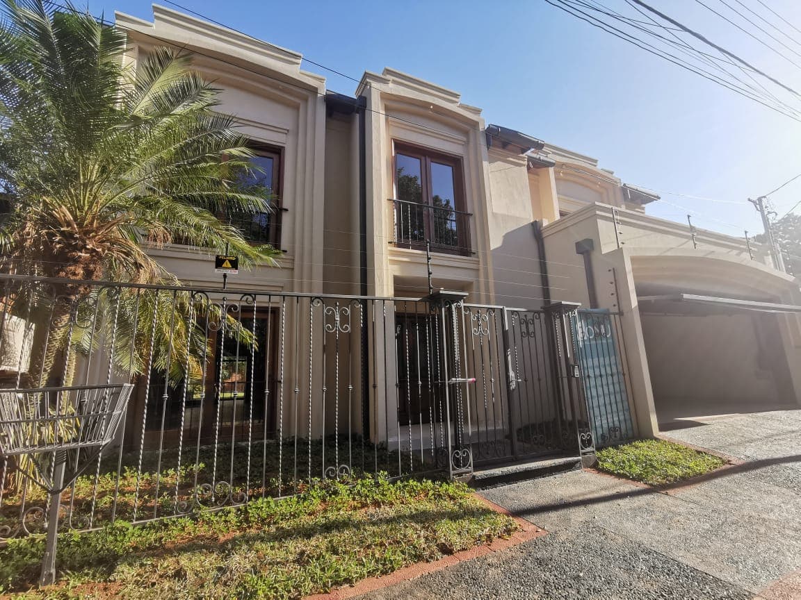 Alquilo Moderna casa en Mburucuyá