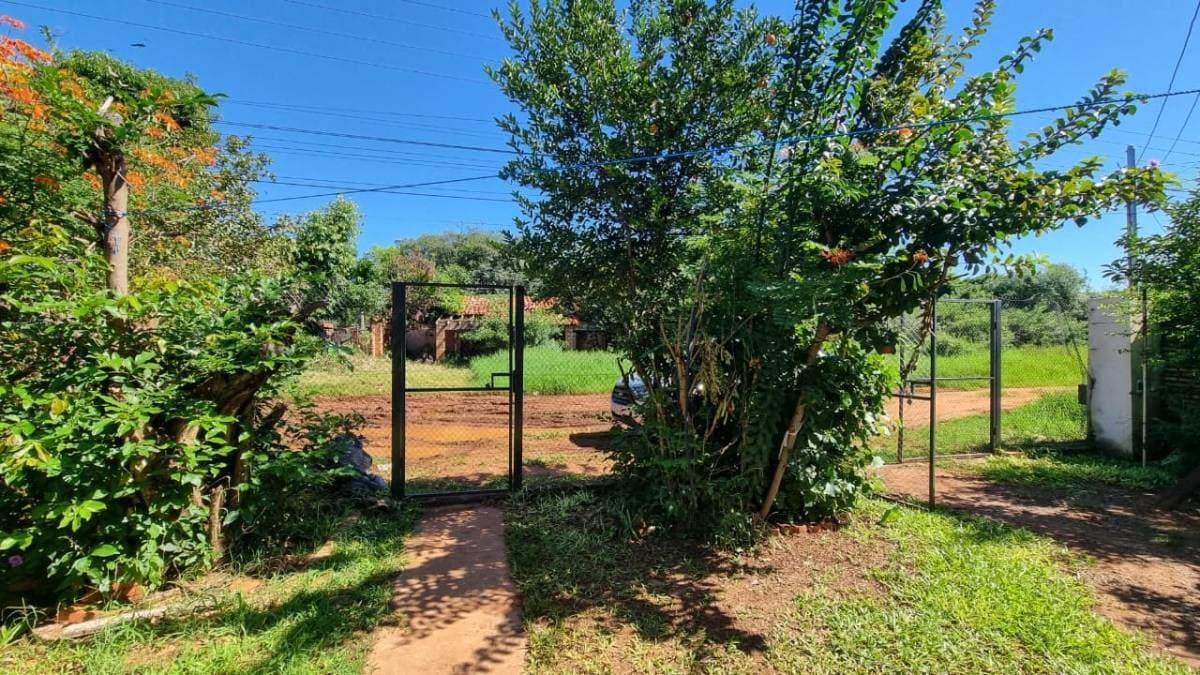 De terreno mas pequeña construccion en mora kue Luque, foto 2