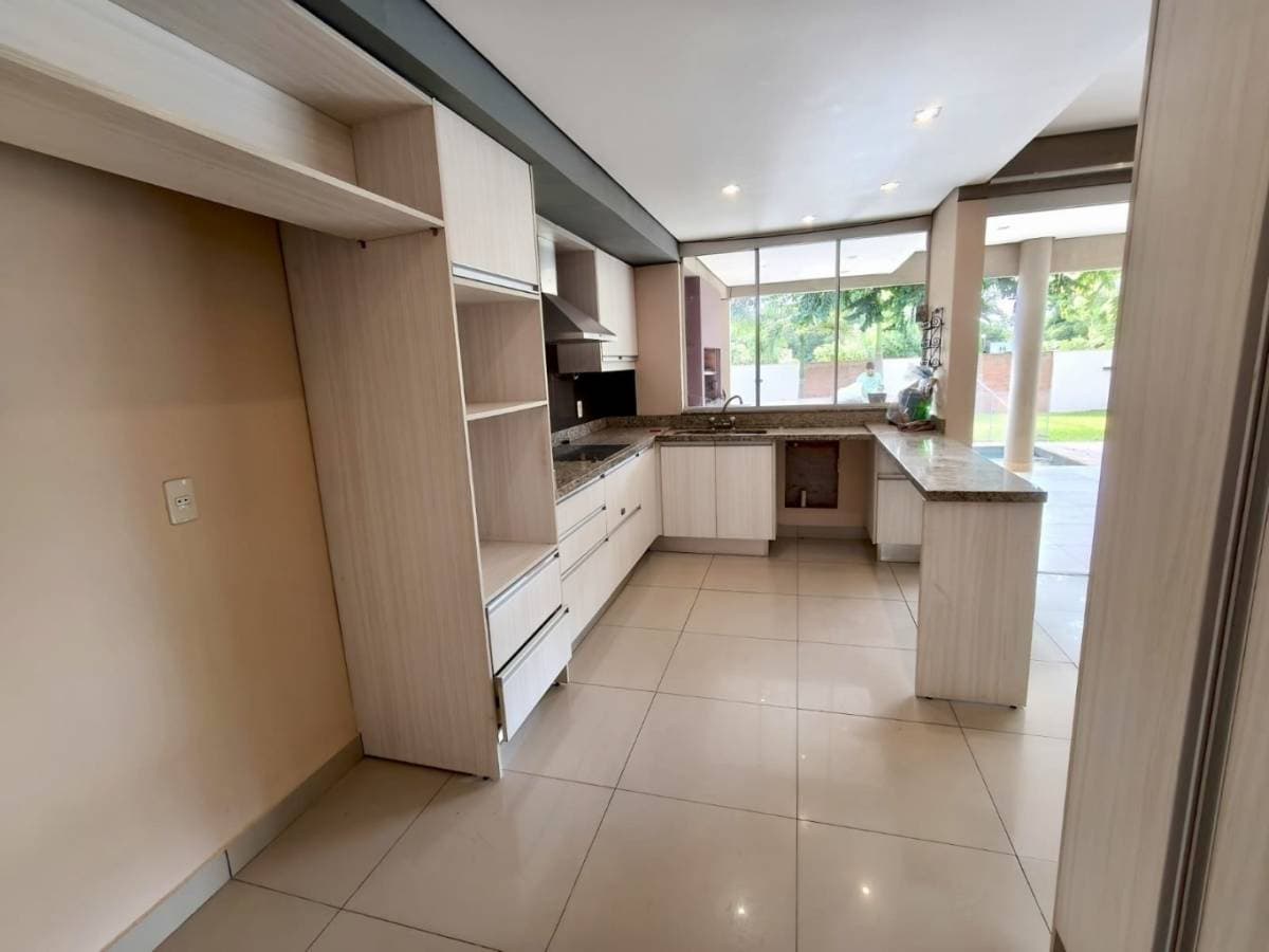 Residencia en alquiler en 1er Barrio- Luque