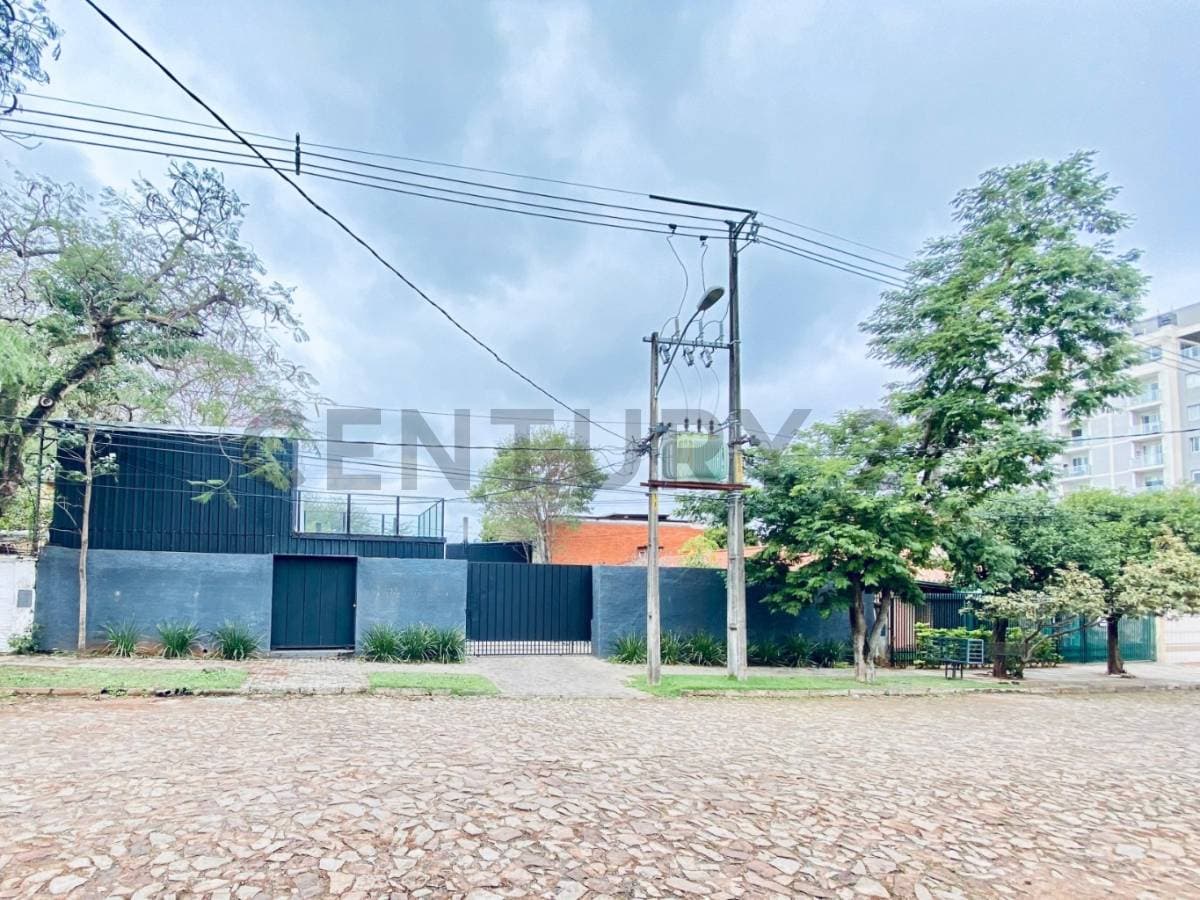 En alquiler de Show Room Con Oficinas y Tinglado o Deposito en Bo. Los Laureles — foto principal