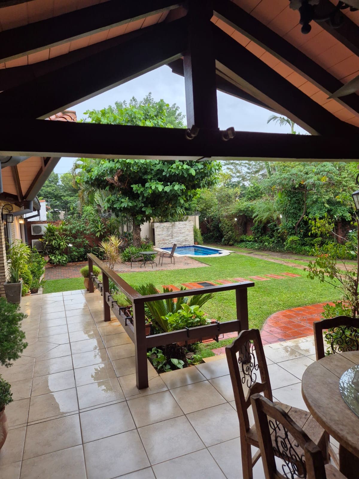 Alquilo casa con piscina de 3 habitaciones en lambare