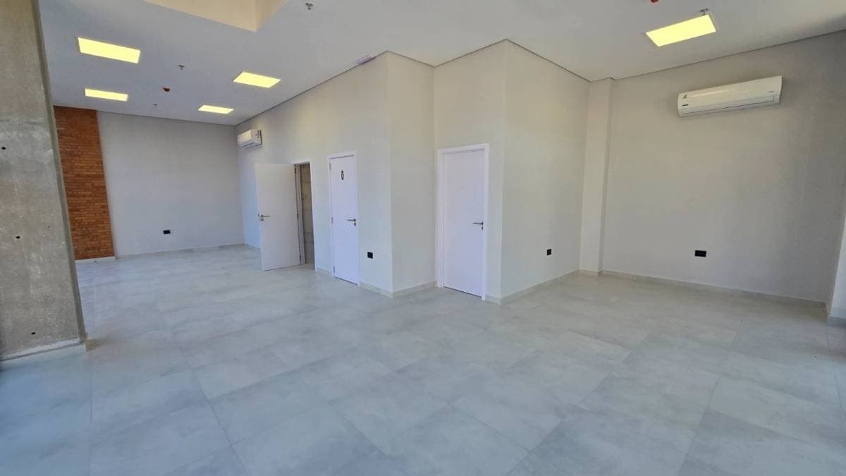 Alquilo local comercial en esquina zona shopping del sol