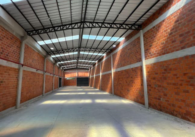 Alquilo Moderno Depósito con Showroom en Luque – Zona Ita Angu’a