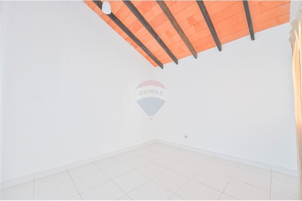 En Venta! Casa y Depósito, en esquina. Lambaré, foto 3