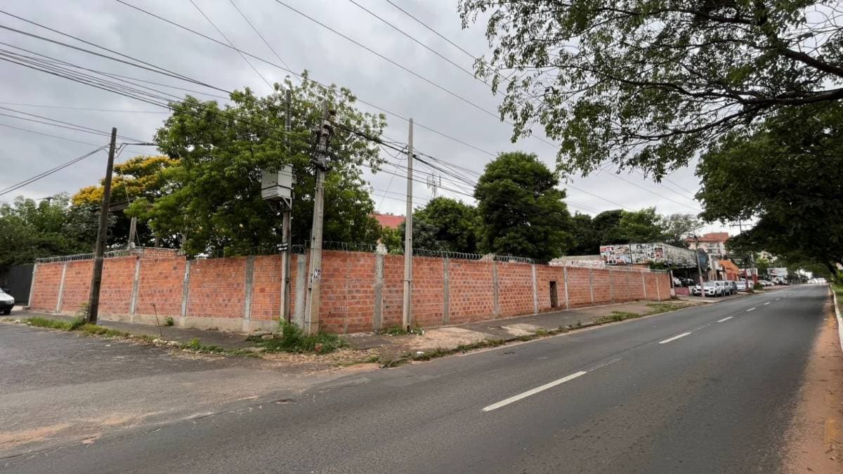Alquilo amplio terreno sobre mariscal lopez
