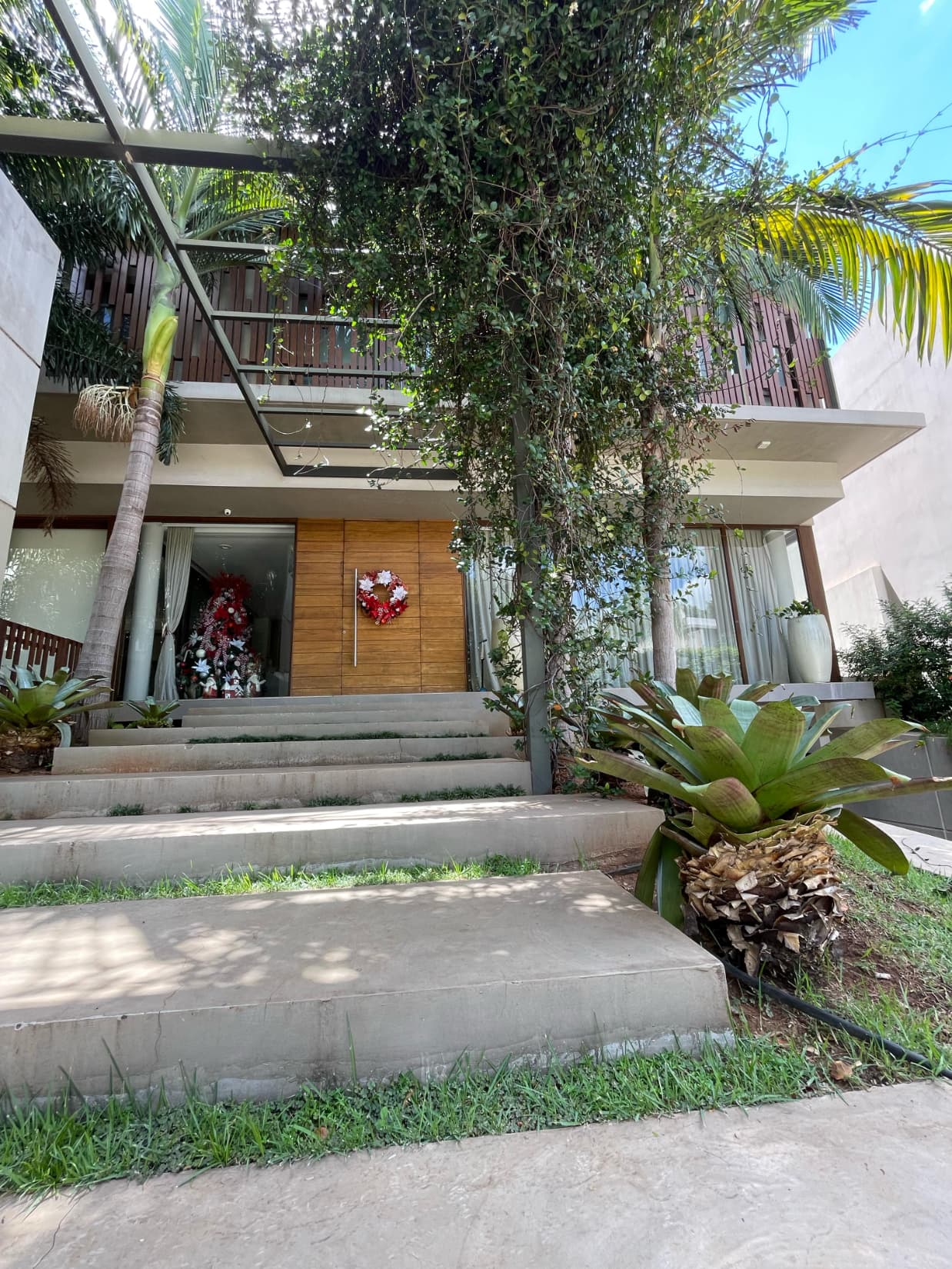 Exclusiva y amplia residencia en condominio