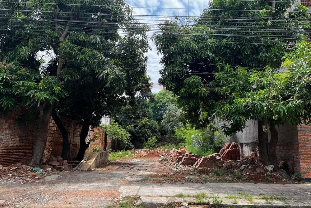 Terreno a dos cuadras de m. Lynch sobre bertoni