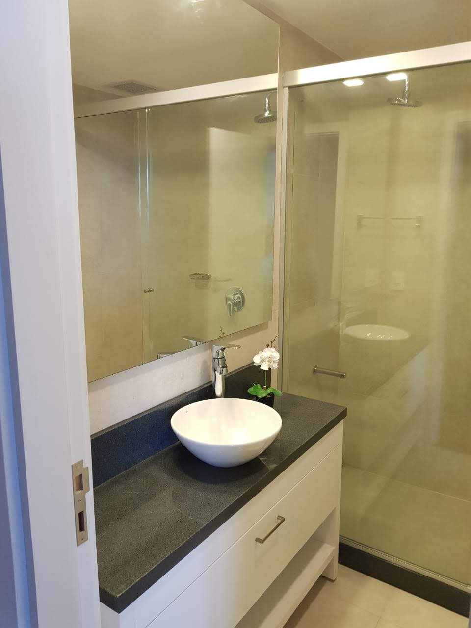 En alquiler apto. Amoblado de 2 hab. Ycuá sati - 1,500 usd — foto 3
