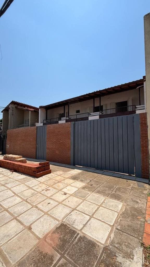 Alquilo amplia casa de 2 pisos – zona parque de la salud