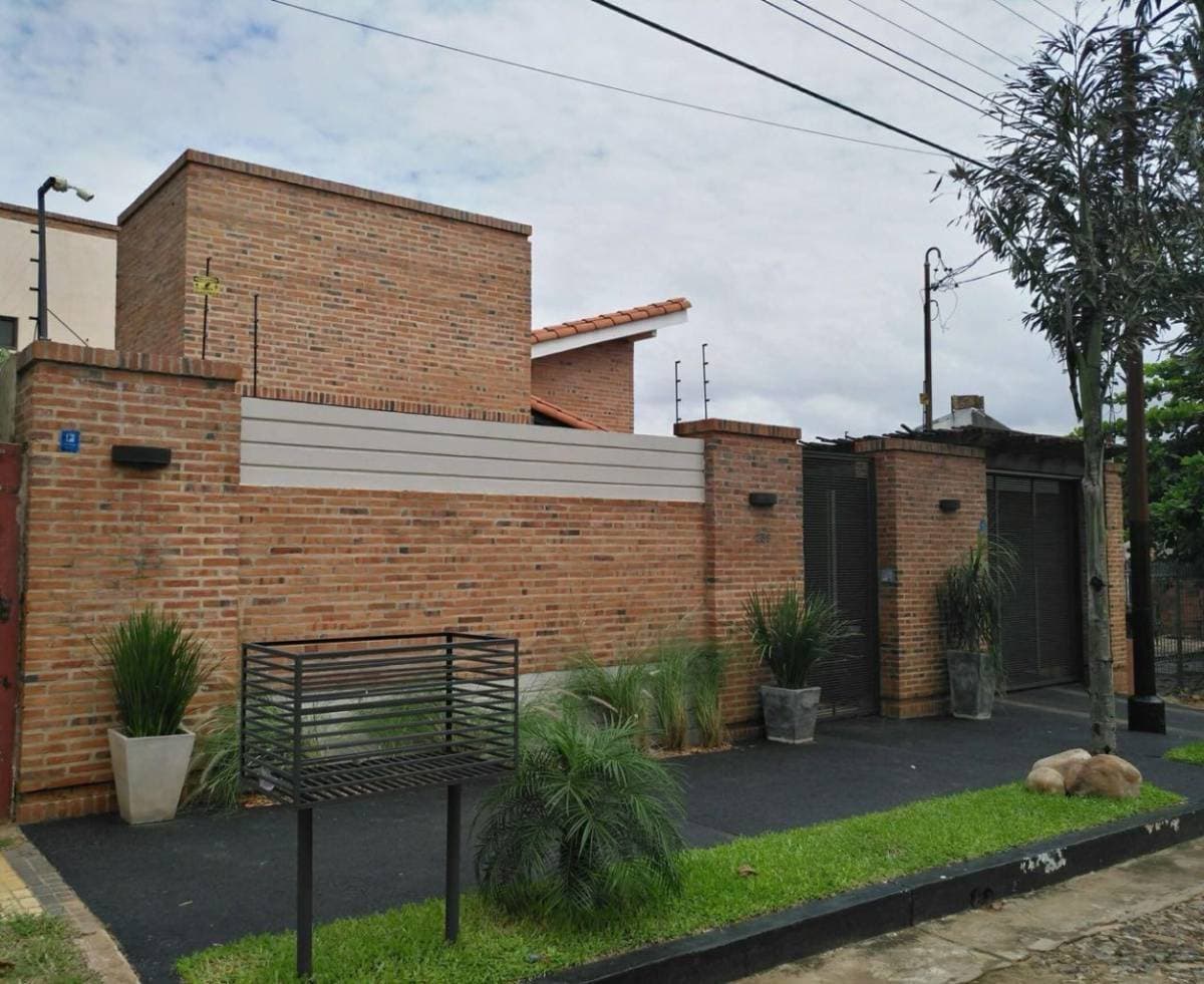 Casa en barrio mburucuya