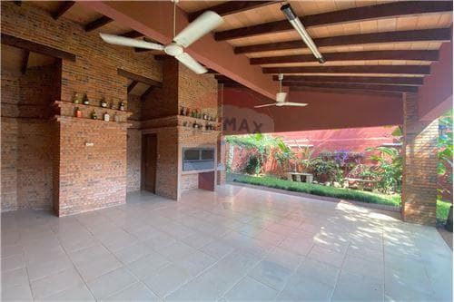 amplia residencia sobre Avda.Laguna Grande, zona Moravia, foto 2