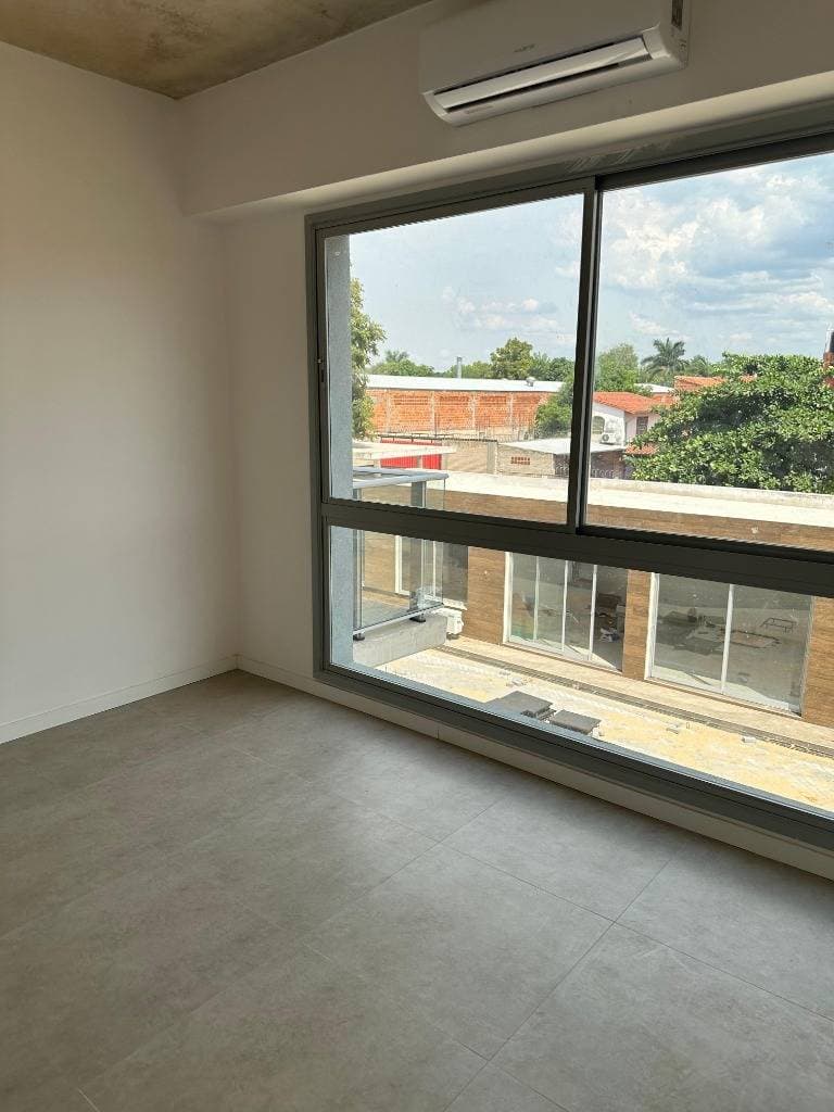 Departamento amplio de tres dormitorios en laurelty Luque! — foto 4