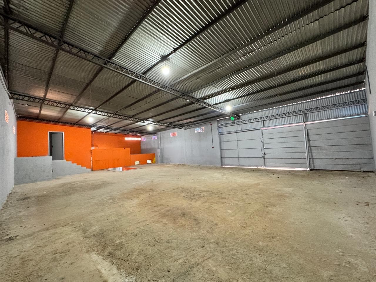 salón comercial con depósito sobre la avenida Fernando de la Mora — foto 3