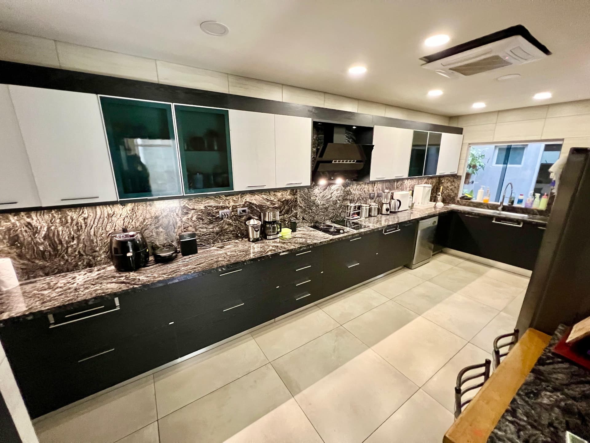 EN VENTA - Moderna Residencia en Lambaré, foto 2