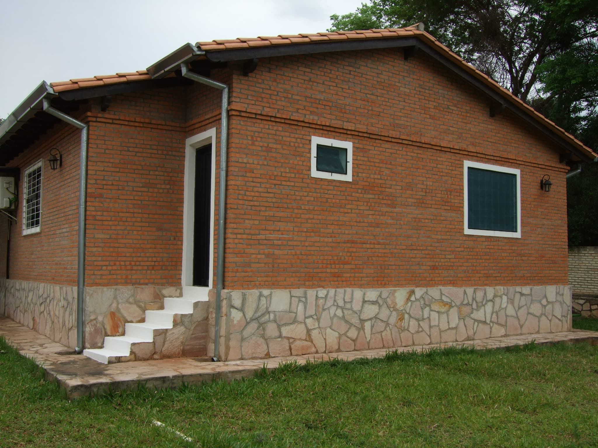 De Casa En Areguá De Excelente Calidad Constructiva — foto 2