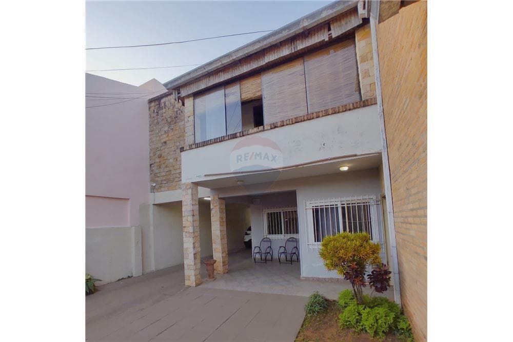 En venta casa en el barrio los laureles