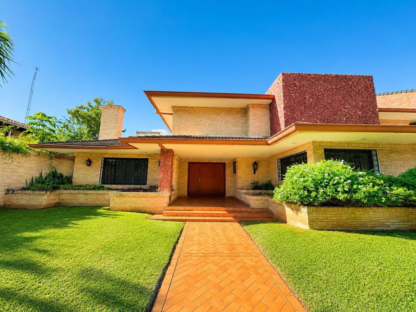 Vendo residencia lujosa en barrio en Las Lomas