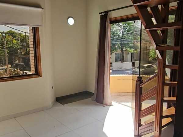 Hermosa casa en esquina en alquiler en Villa Morra, foto 4