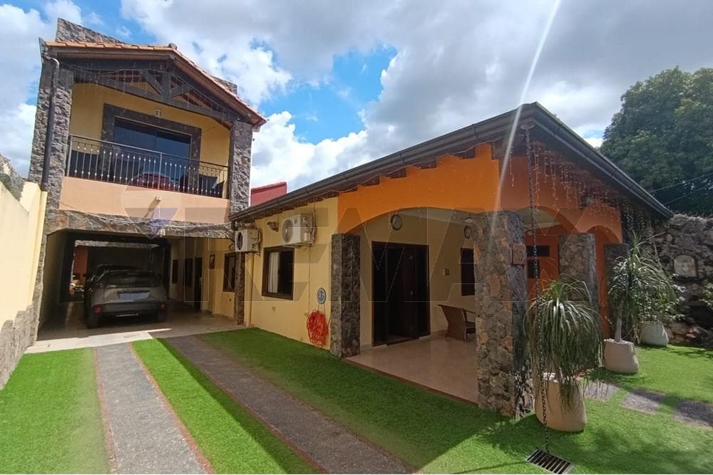En venta amplia residencia en lambare