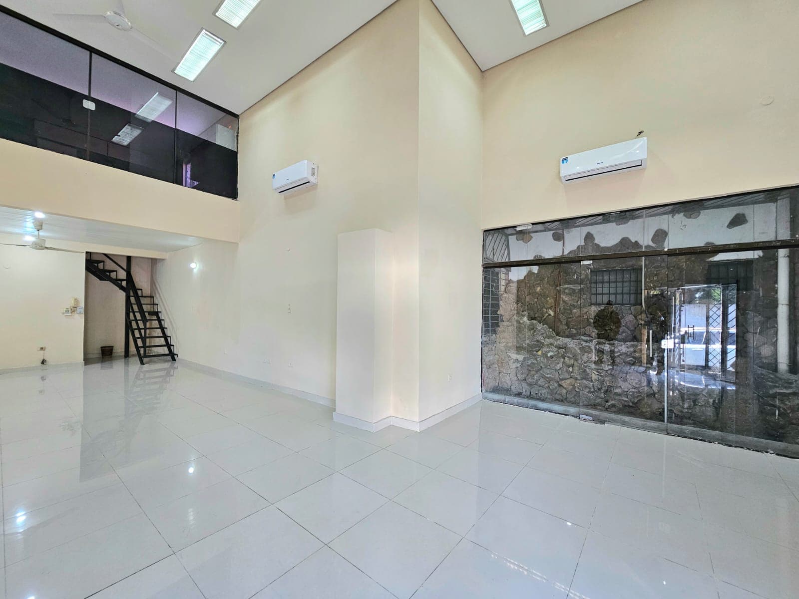 Salon Comercial O Depósito En Esquina Zona Barrio Obrero, foto 2
