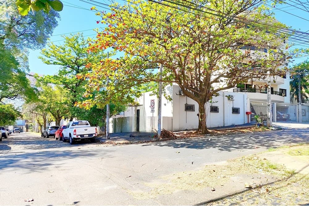 Terreno en esquina en barrio residencial